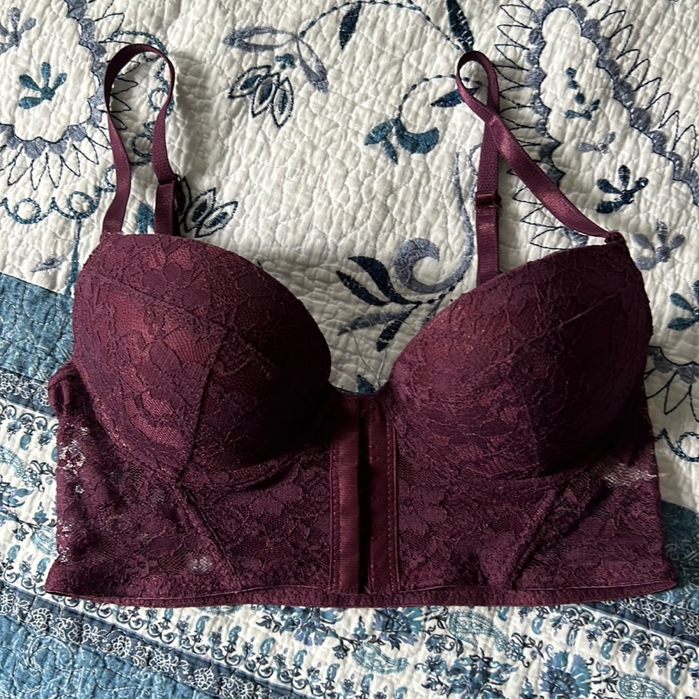 No name bra. Great condition. No rips in lace.